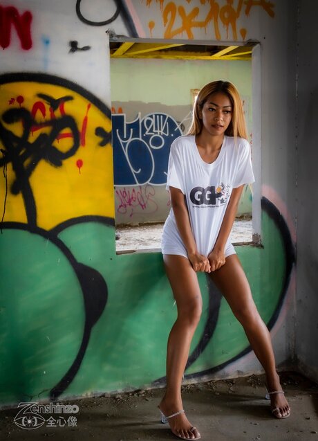 Benzasia model adult picture