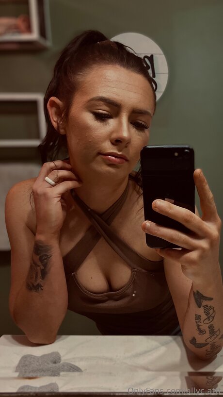 Allyc Attt art model photo