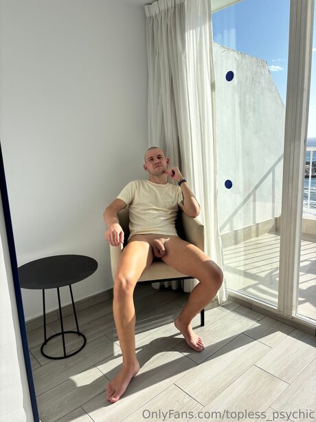 Topless Psychic star nudes images