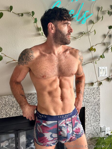 Kenfeels naked model img