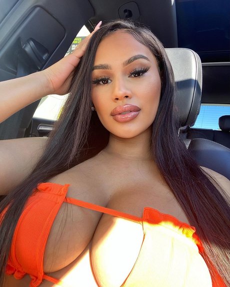 Elisa Saraii model adult image