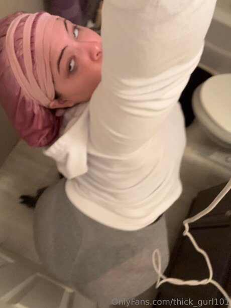 Thick Gurl101 model naked photos