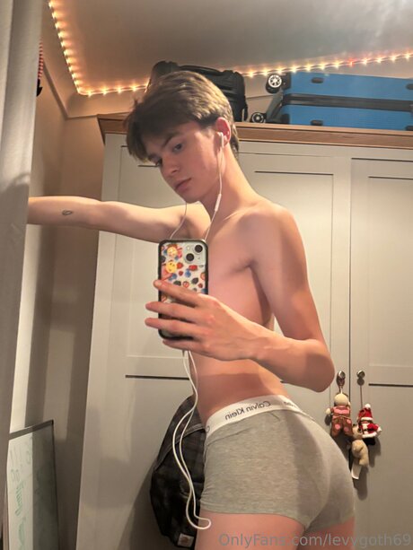 twinks onlyfans pornographic image