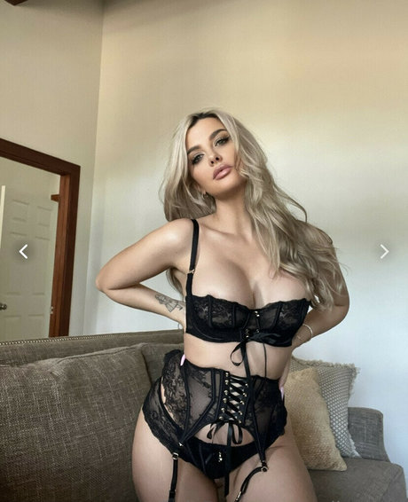 Emily Sears hd model photo