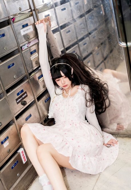 Raku hot actress picture