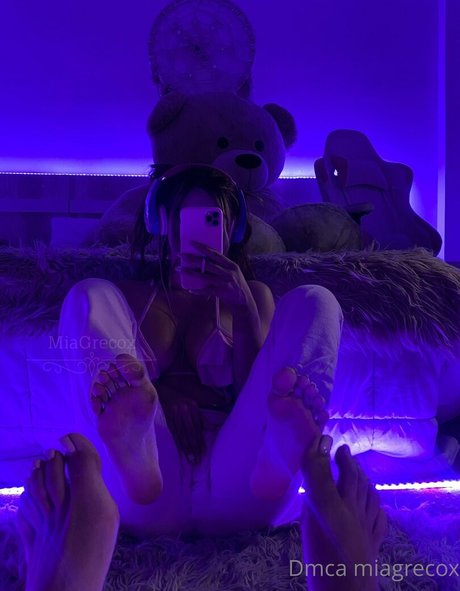 Miagrecox model naked pics