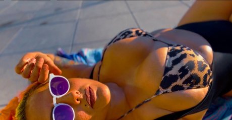 Zombiunicorn top model picture