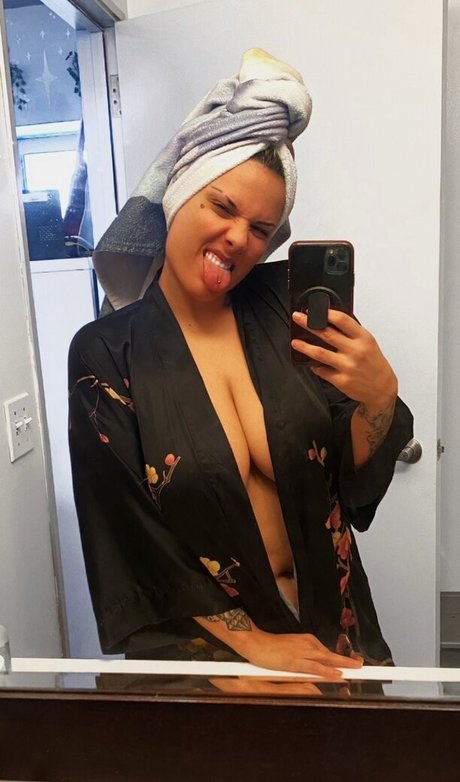 Zombiunicorn model nude pictures