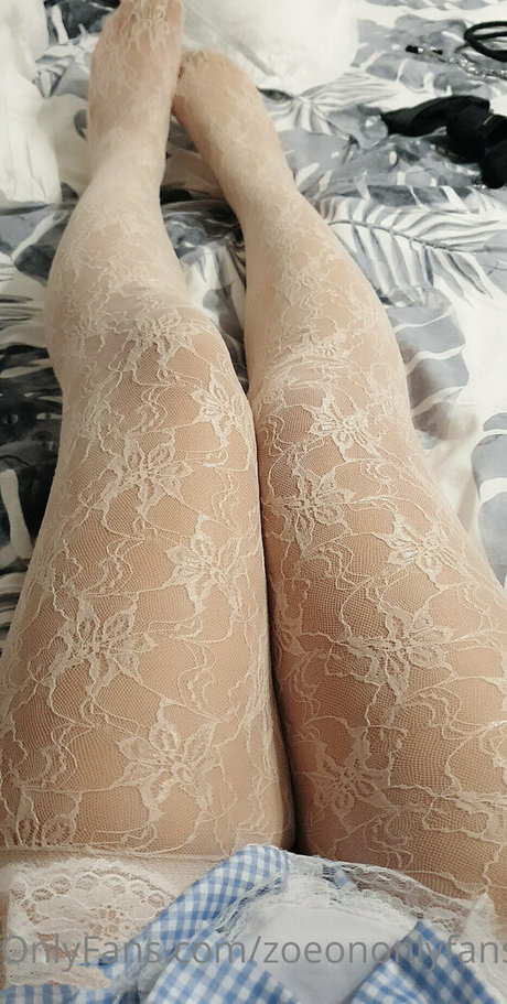 zoeononlyfans star sexy images