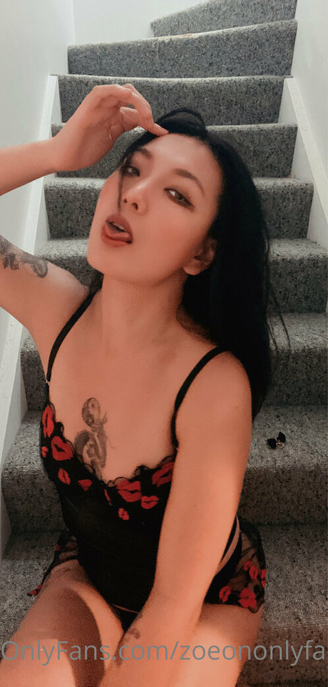 zoeononlyfans best model image