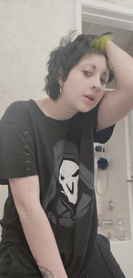 Gremlinbxtch naked star galleries