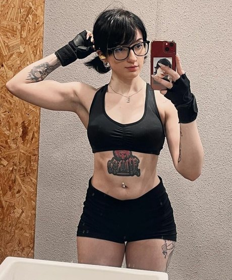 Akemy Sama pretty actress photos