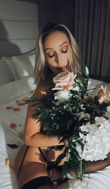 DJMissShelton star erotic pic