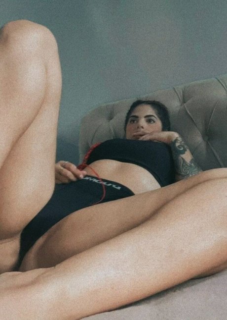 Amanda Miury model top pic