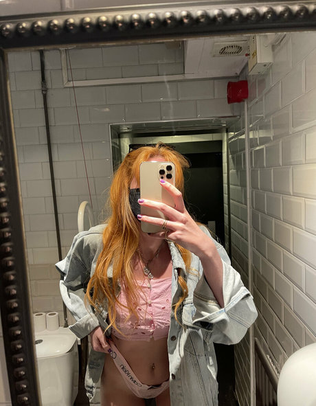 annieecharlottefree star top pictures