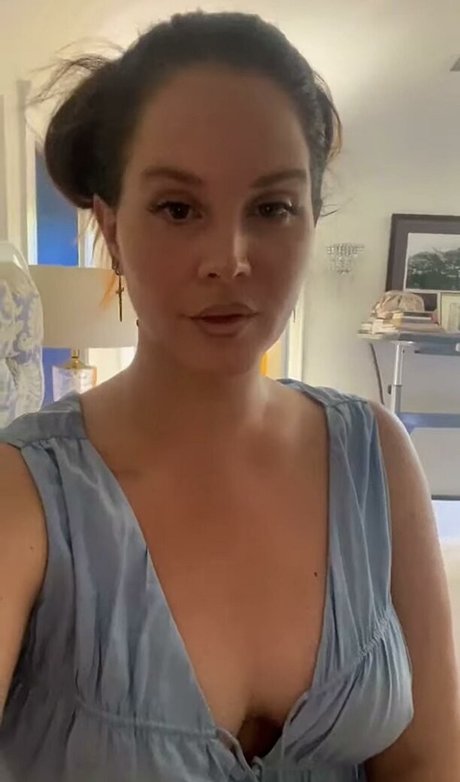 young onlyfans pornographic images