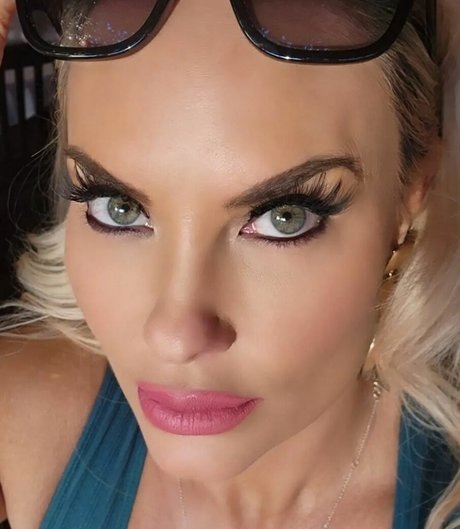 Nicole Coco Austin erotic star gallery