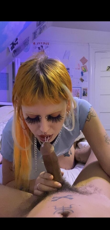 wormsinmyclownsuit model free galleries