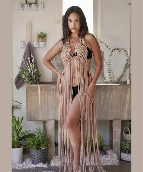 Emily Tosta perfect actress photos