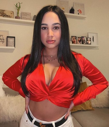 Emily Tosta sex actress photo