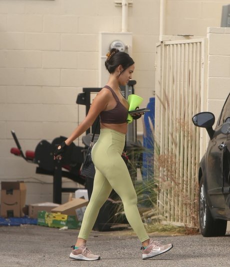 Emily Tosta Profile Pic