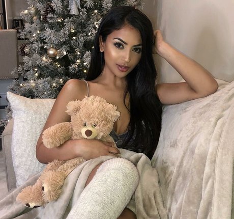 Aneeqa Farid pretty model image