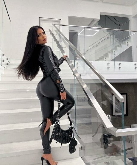 Aneeqa Farid high quality model image