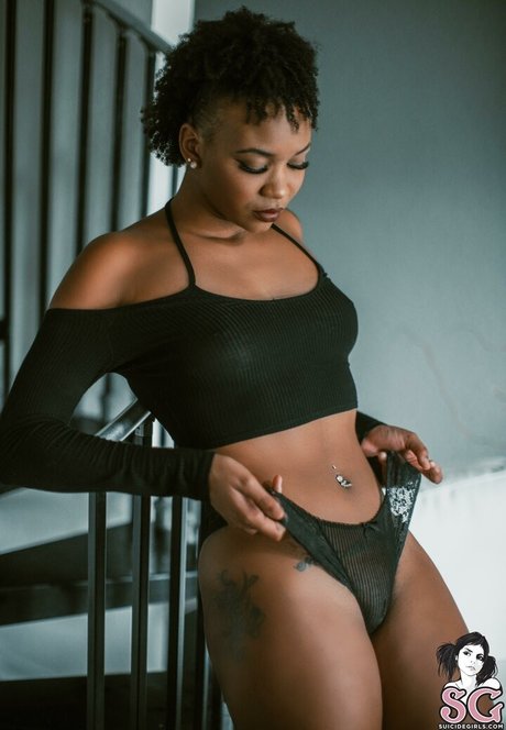 Naomi SG model hd img