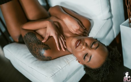 Naomi SG model nice pic