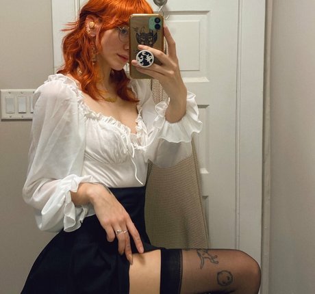 Pleasequietdown nude actress img