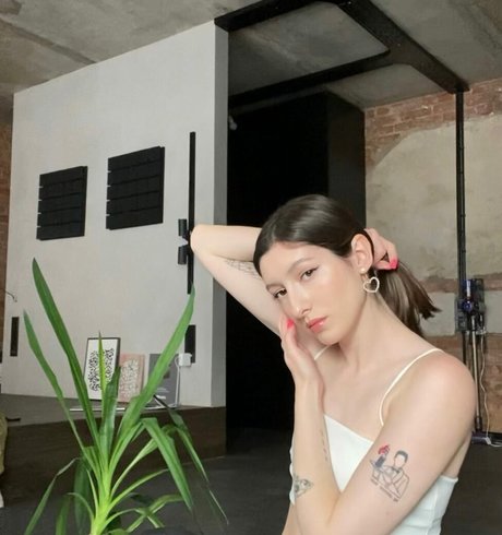 Aloona Larionova pornstar nude archive