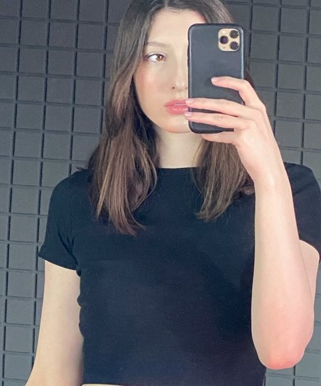 Aloona Larionova beautiful model img