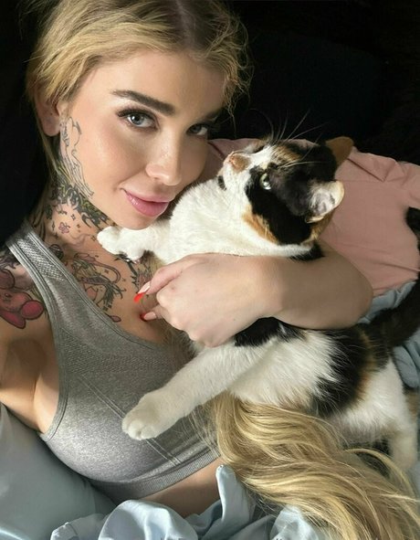 lips onlyfans erotic images