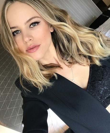 Halston Sage star best pic