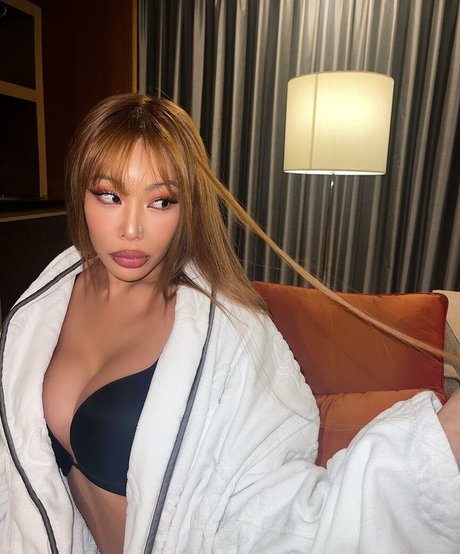 WomenK pop model naked img