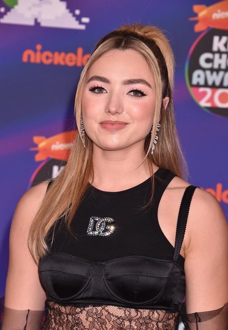 Peyton List art model photo