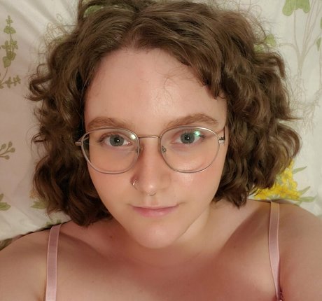 ellie teases hot actress image