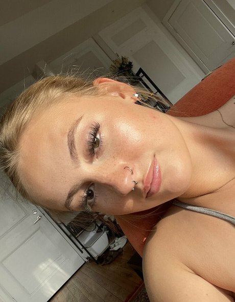 loveelivv star exclusive picture