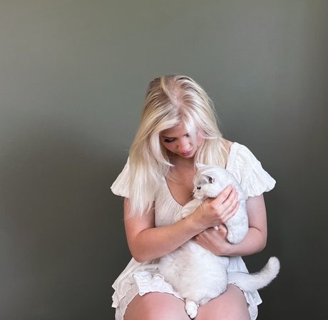 blonde tits onlyfans top picture