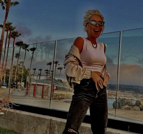 Colleen Wolfe model art photos