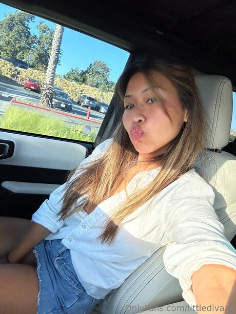 Littledivaaa pornstar sex photo