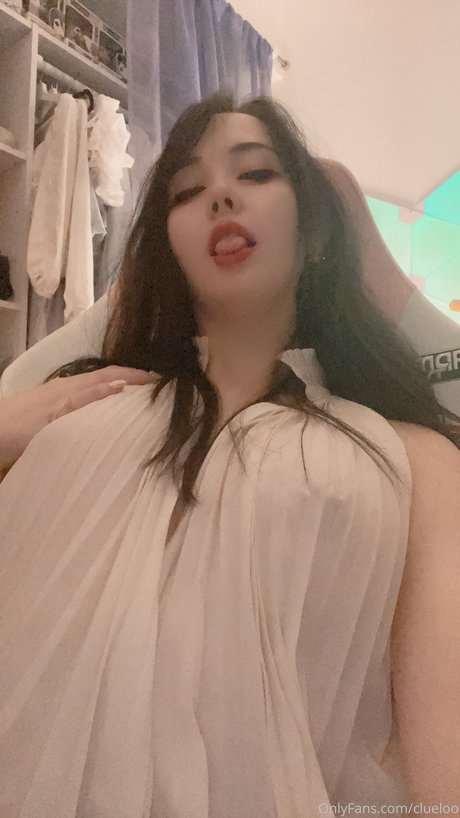 Clueloo porn model pic