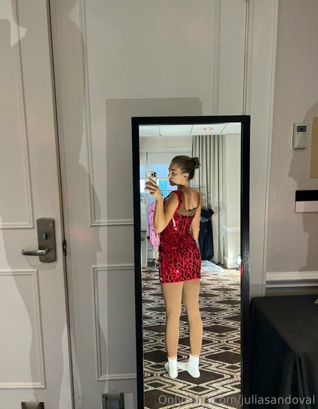juliasandoval naked star images