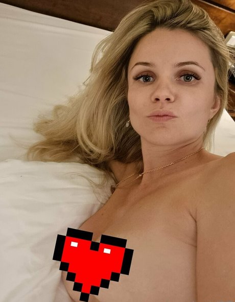 lovelygirl17 erotic star galleries