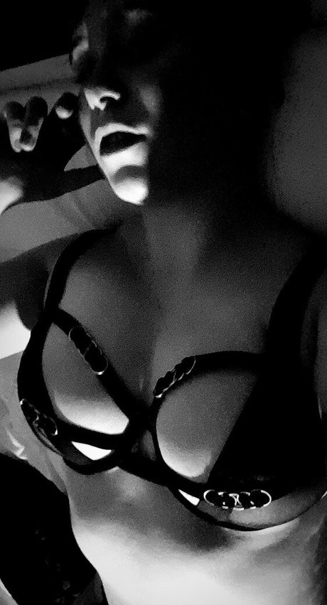 grrraves free model pic