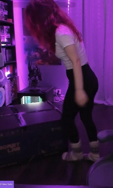 AnnieFuchsia model nudes pic