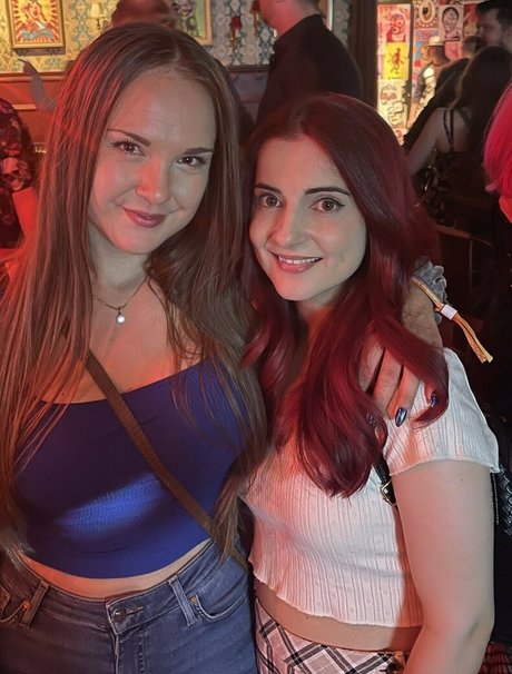 AnnieFuchsia hot star pic