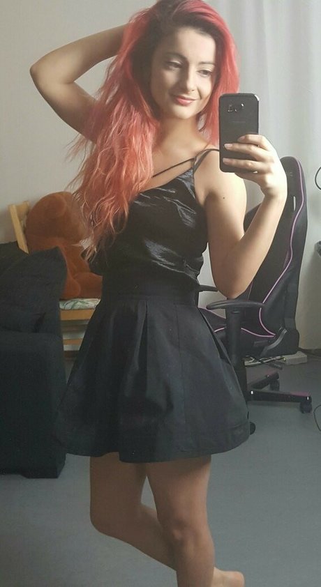 AnnieFuchsia exclusive model images