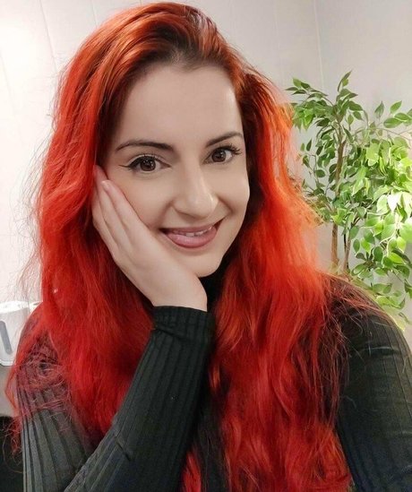 AnnieFuchsia star hot image