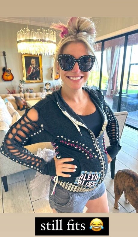 Alexa Bliss model perfect image